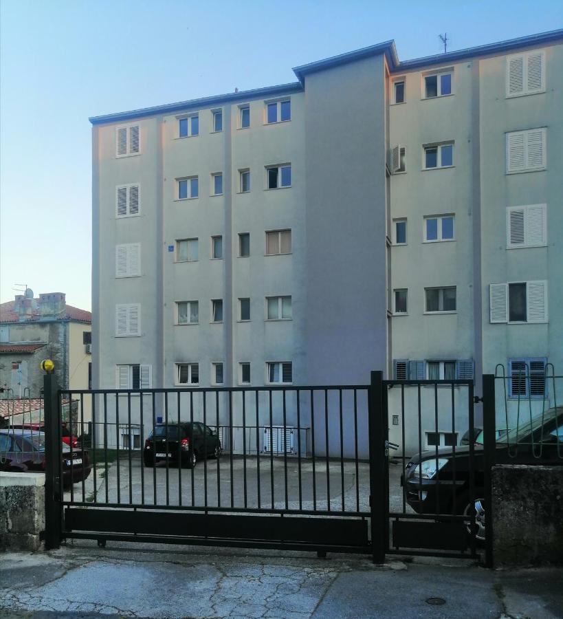 City Center Apartment Dora Пула Экстерьер фото